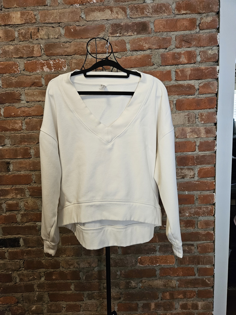 Fabletics Cream V-Neck Pullover Sweatshirt Size Large